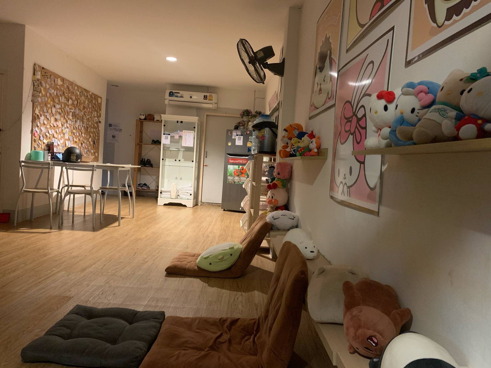 ห้องดอร์มเตียงสองชั้นมีม่านกั้นแต่ละเตียงของ CuteinNan Hostel