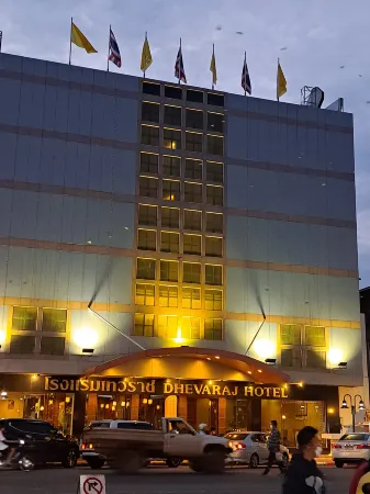 ห้องพักโทนสว่างที่รีโนเวตใหม่ของ Dhevaraj Hotel น่าน