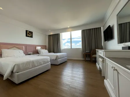 มุมล็อบบี้และพื้นที่ส่วนกลางของ Dhevaraj Hotel กลางเมืองน่าน