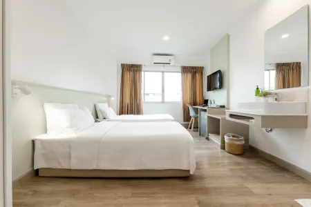 สระว่ายน้ำกลางแจ้งของ Dhevaraj Hotel น่าน