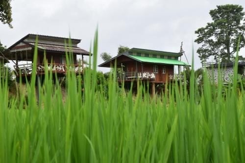 ห้องพักตกแต่งเรียบง่ายอบอุ่นพร้อมสิ่งอำนวยความสะดวกครบของ Hinpha Homestay ปัว น่าน