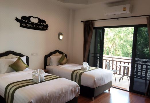 อาคารไม้โทนอบอุ่นสไตล์ไทลื้อของ Hugpua Hotel ในตัวอำเภอปัว