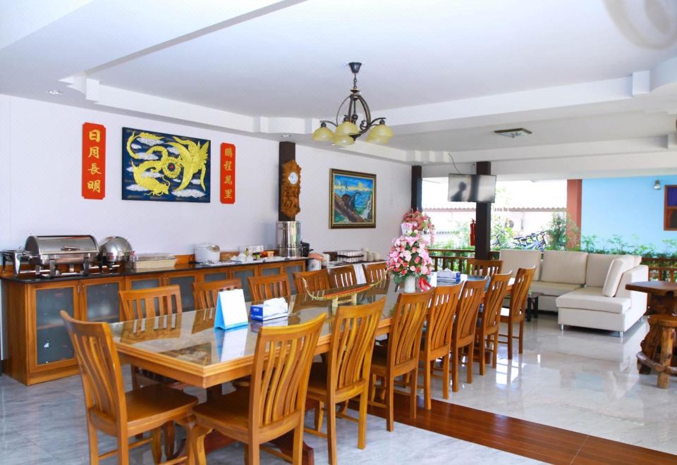 มุมสวนและพื้นที่นั่งเล่นรอบ Hugpua Hotel ปัว น่าน