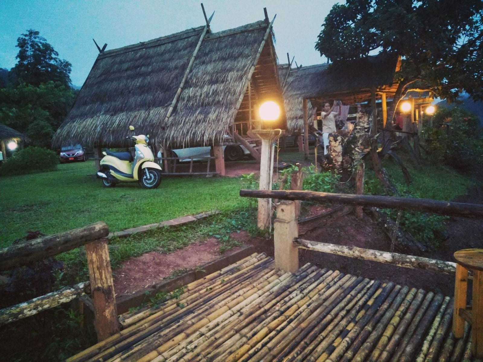 บ้านพักไม้ไผ่หลังคาหญ้าคาของ ม่อนสายลม โฮมสเตย์ ตั้งบนเนินเขาในอำเภอบ่อเกลือ น่าน