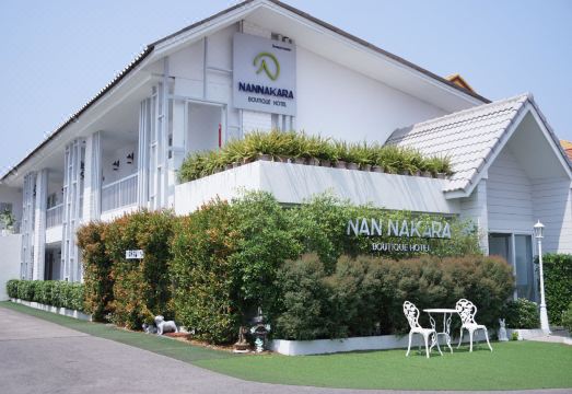ห้องพักสไตล์มินิมอลของ Nan Nakara แยกโซนนั่งเล่นกับโซนเตียงนอน
