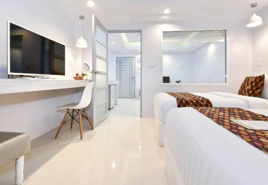 มุมตกแต่งโทนขาวสะอาดตาในห้องพัก Nan Nakara Boutique Hotel