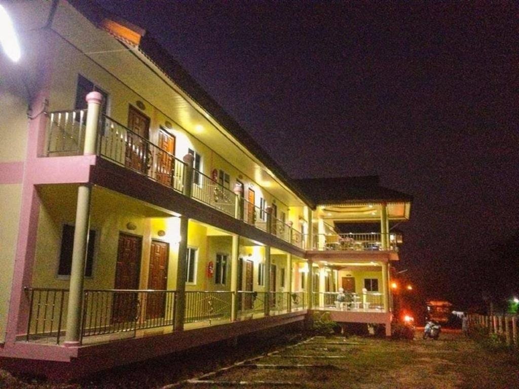 ห้องพักแอร์ของ Nakorn Nan Apartment พร้อมเตียงและระเบียงส่วนตัว ตกแต่งเรียบสะอาด