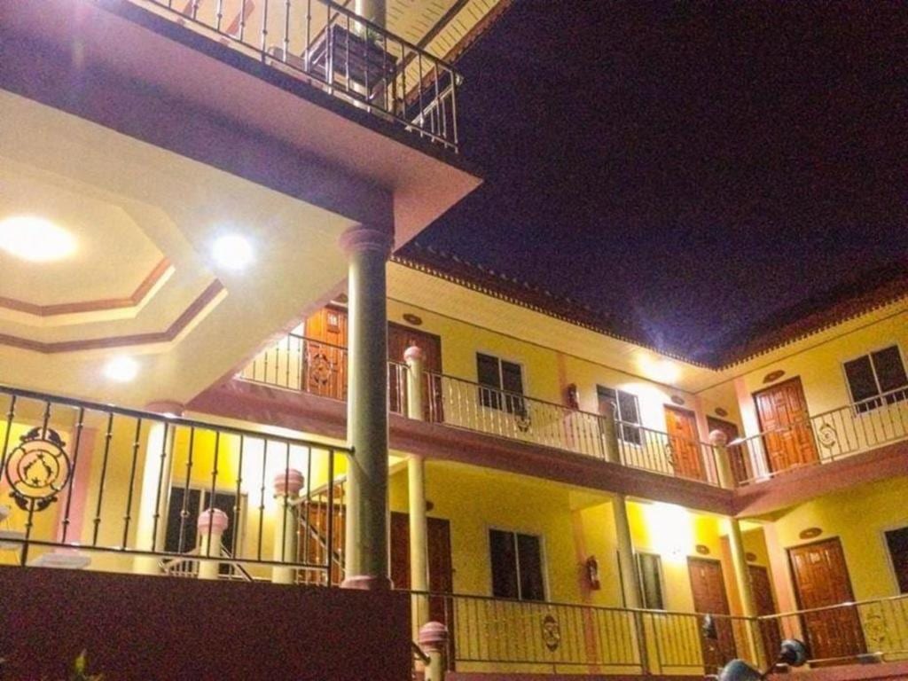 มุมห้องและสิ่งอำนวยความสะดวกของ Nakorn Nan Apartment ปัว น่าน ตู้เย็นและพื้นที่ใช้สอย