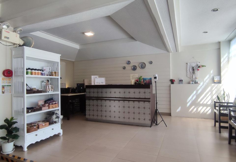 มุมตกแต่งและพื้นที่นั่งเล่นบรรยากาศลานนาของ Nan Boutique Hotel