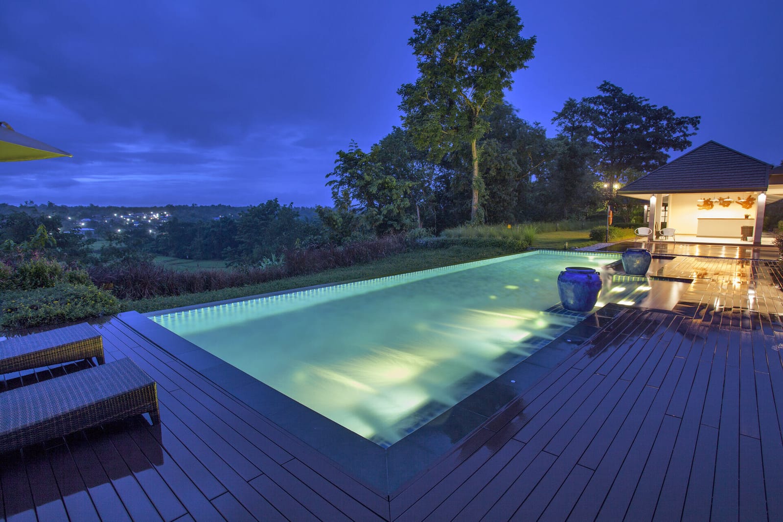 สระว่ายน้ำของ Nan Boutique Resort มองออกไปเห็นทุ่งนาและภูเขา