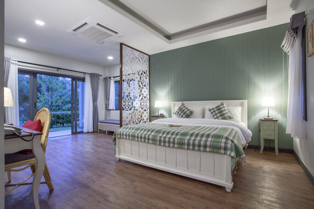 ห้องวิลล่าโทนไม้กว้างขวางของ Nan Boutique Resort น่าน