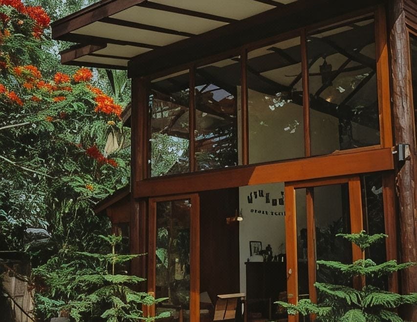 มุมคาเฟ่และพื้นที่นั่งเล่นริมแม่น้ำน่านของ NanRimnam เหมาะนั่งจิบกาแฟยามเช้า
