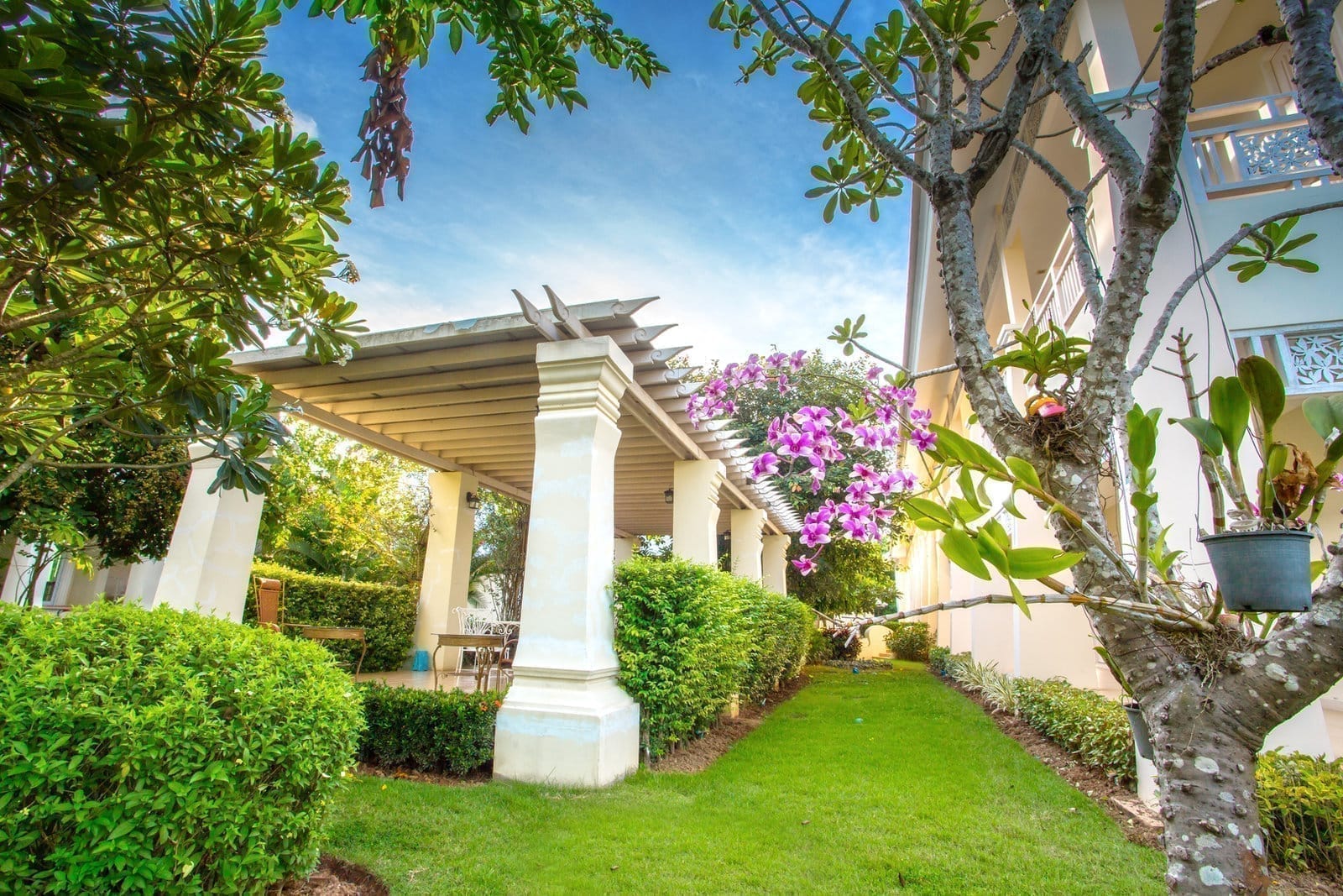 อาคารและบริเวณโรงแรมน่านตรึงใจ ยามแสงเช้า บรรยากาศเงียบสงบ