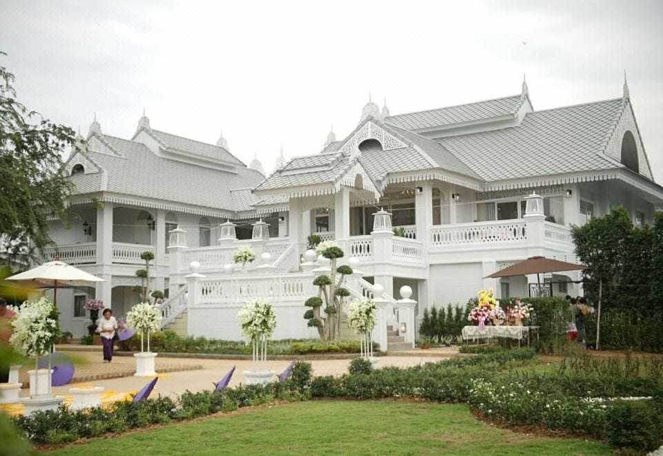 บรรยากาศสวนและที่นั่งพักผ่อนของ NirvaNAN House ในเขตเมืองเก่าน่าน