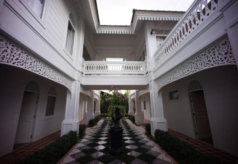 สระว่ายน้ำกลางแจ้งของ NirvaNAN House ท่ามกลางบรรยากาศสงบกลางเมืองน่าน