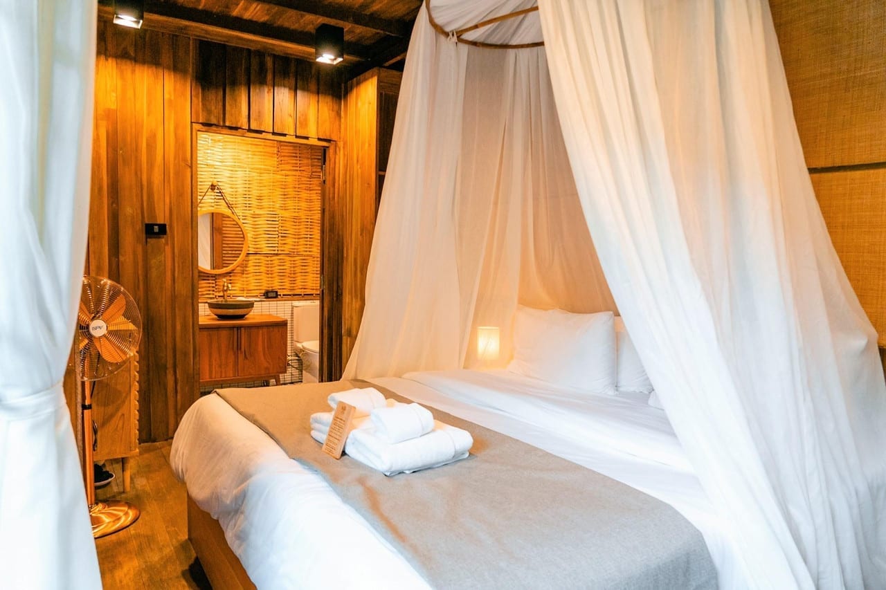บ้านพักไม้สไตล์โมเดิร์นล้านนาริมลำธารของอุ่นไอมาง ณ สะปัน ท่ามกลางขุนเขาน่าน