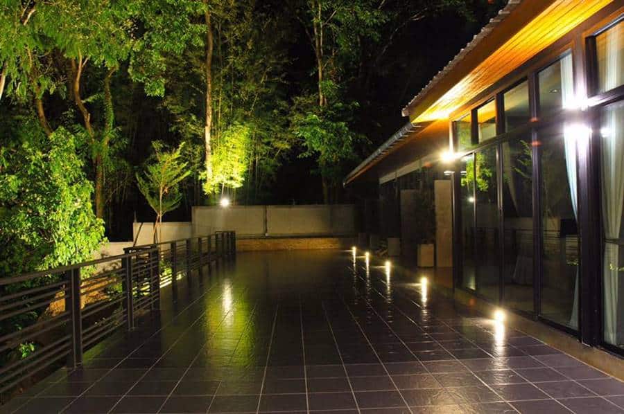 บรรยากาศสวนและเลานจ์ส่วนกลางของ Pagoda Sight Residence ย่านพระธาตุแช่แห้ง เมืองน่าน