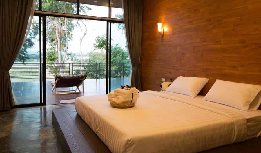 วิวทุ่งนาและแนวภูเขาจากบริเวณ Pagoda Sight Residence ที่พักเงียบสงบใกล้พระธาตุแช่แห้ง น่าน