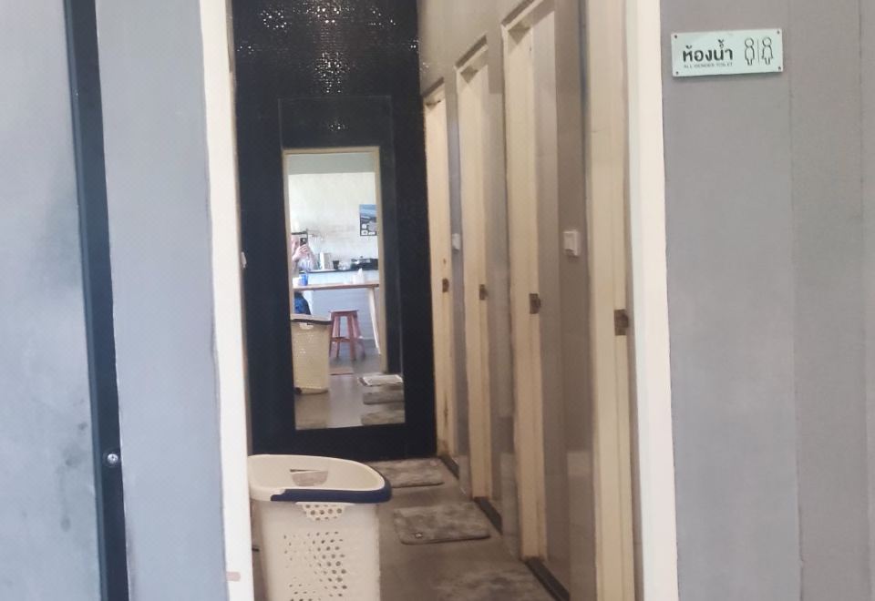 พื้นที่ส่วนกลางและมุมนั่งเล่นของ Paknap Hostel ในเวียง น่าน