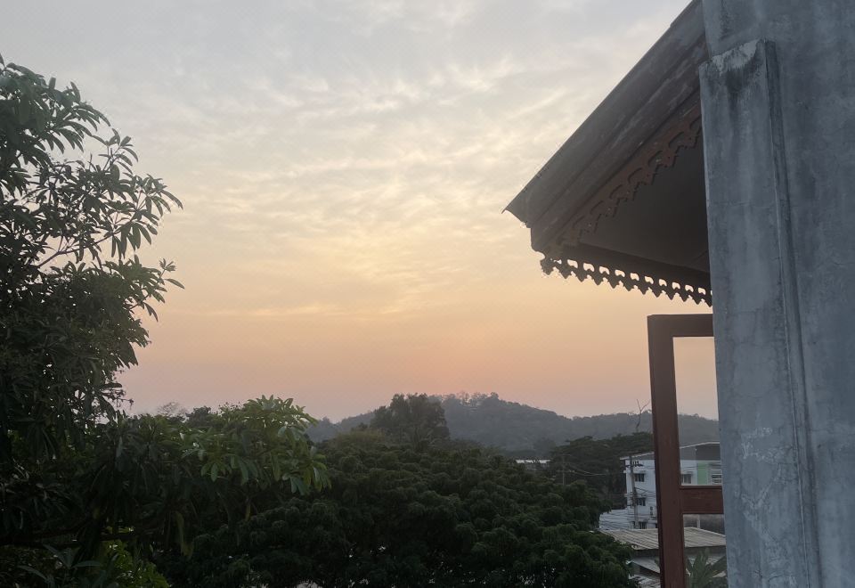 เตียงในห้องพักของ Paknap Hostel น่าน โทนอบอุ่นสะอาดตา