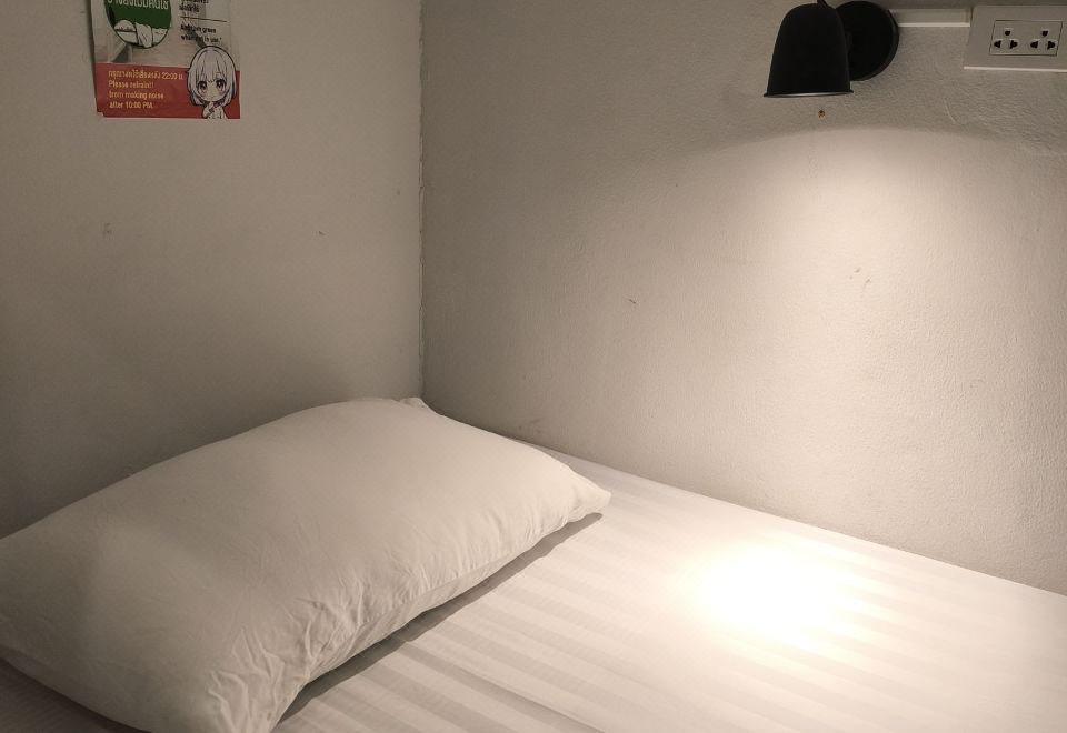 มุมครัวและระเบียงของ Paknap Hostel โฮสเทลใกล้ บขส. น่าน
