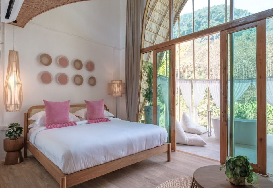 มุมร้านอาหารและพื้นที่ส่วนกลางริมลำธารของ Phukananan Resort บ่อเกลือ น่าน