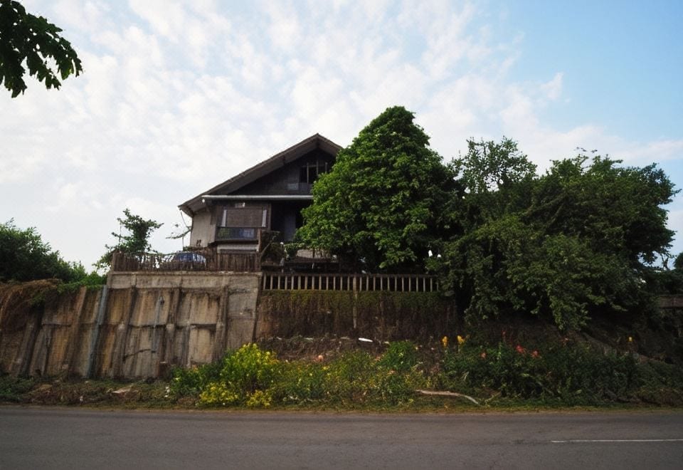 สวนและมุมนั่งเล่นกลางแจ้งบรรยากาศเงียบสงบของ Pround Nan Cottage ย่านผาสิงห์