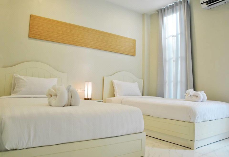 ห้องพักโทนอบอุ่นเปิดประตูออกไปเห็นวิวธรรมชาติของ PuaDeView Boutique Resort