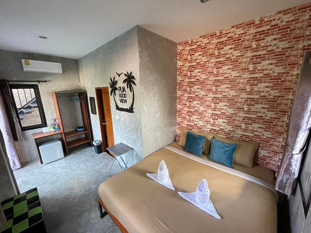 ห้องพักของ Pua Good View Homestay ตกแต่งเรียบง่ายสะอาดตา มองออกไปเห็นทุ่งนาในอำเภอปัว น่าน