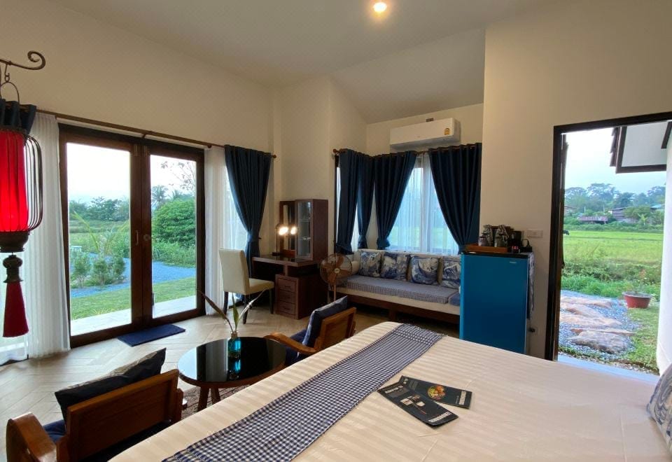 บังกะโลไม้สักสไตล์ล้านนาของ Nan Seasons Boutique Resort พร้อมระเบียงส่วนตัวมองวิวทุ่งนา