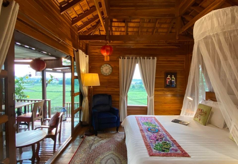 สระว่ายน้ำกลางแจ้งของ Nan Seasons Boutique Resort ท่ามกลางสวนเขียวและแนวภูเขาน่าน