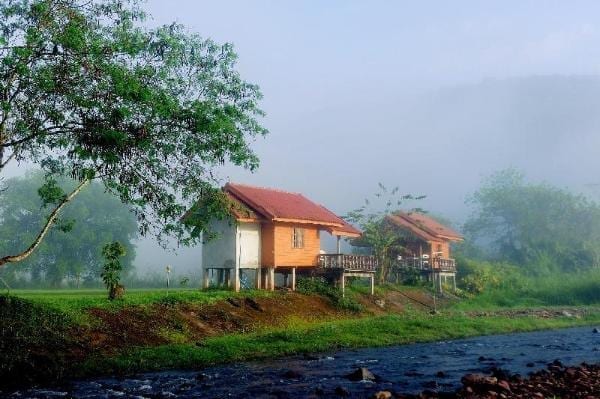 บังกะโลไม้สไตล์ญี่ปุ่นของ Tonnam Nan Boklua ริมลำน้ำกลางหุบเขาบ่อเกลือ น่าน