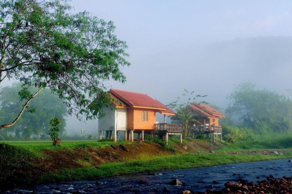 บรรยากาศริมน้ำและที่นั่งชมวิวของ Tonnam Nan Boklua ที่พักบ่อเกลือ น่าน