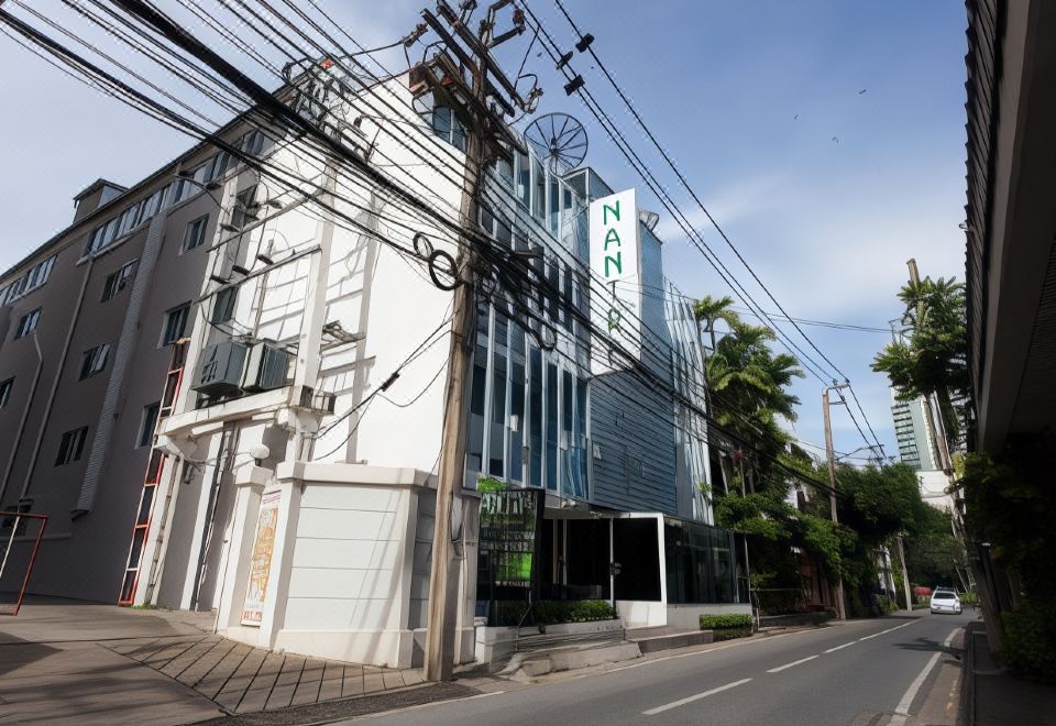 Nantra Ploenchit Hotel