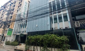 ด้านหน้าอาคาร Nantra Ploenchit Hotel สีขาว-เทา บนซอยไนเลิศ ถนนวิทยุ ย่านเพลินจิต กรุงเทพ