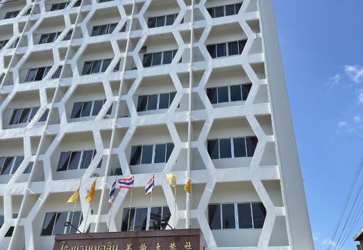 ห้องพักปรับอากาศใหม่สะอาดของโรงแรมเมอร์ลิน สุไหงโก-ลก พร้อมเตียงและทีวีจอแบน