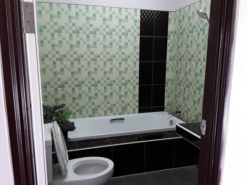 ห้องพักของ Paplern Resort ตากใบ โทนสว่าง เตียงสะอาด มีโซฟาและทีวีจอแบน