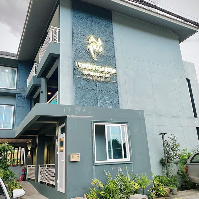 ห้องพักของ Pohnphansa Boutique Hotel นราธิวาส ดูใหม่สะอาด เตียงนุ่ม พร้อมห้องน้ำในตัว