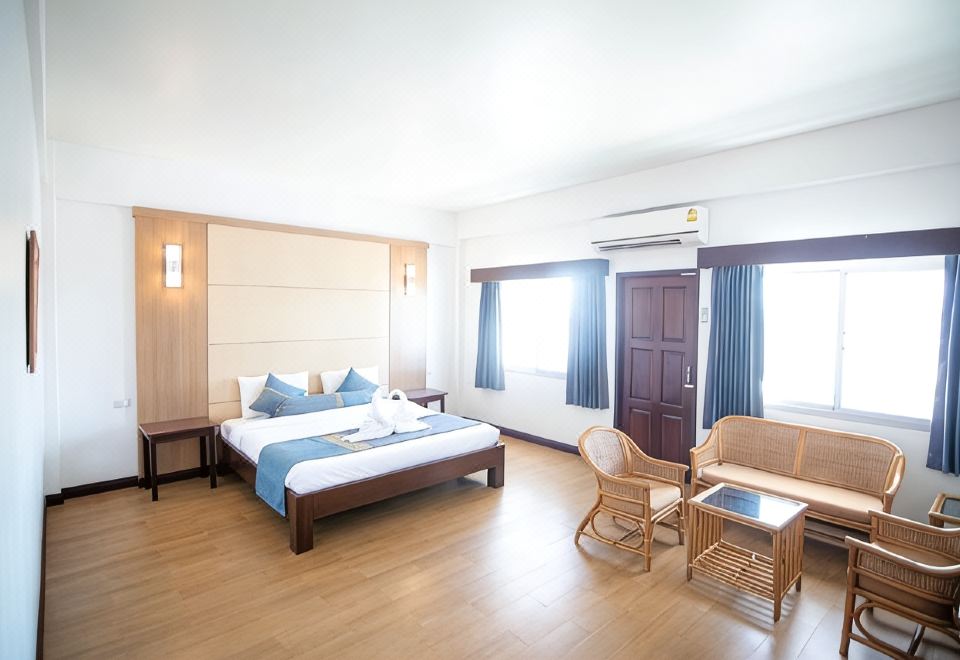 ห้องพักของ Tanyong Hotel นราธิวาส โทนอบอุ่น เตียงกว้าง พร้อมห้องน้ำในตัว
