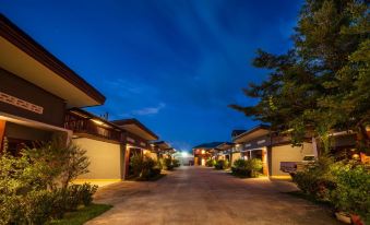 ห้องพักสะอาดของ The Bed Kolok Resort พร้อมที่นอนนุ่มและทีวีจอใหญ่