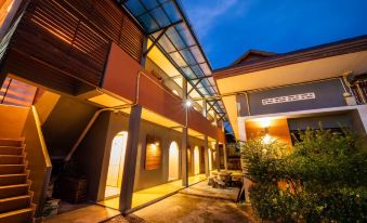 มุมห้องและงานตกแต่งสไตล์บูทีกรีสอร์ทของ The Bed Kolok Resort สุไหงโก-ลก
