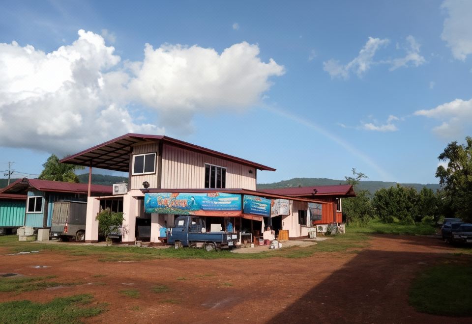 บรรยากาศสวนร่มรื่นและบ่อน้ำกลางสวนของบ้านสวนชีวาสราญ รีสอร์ท