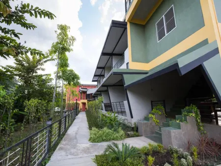 สวนร่มรื่นและบรรยากาศรอบโรงแรม Nongbua Garden Ville หนองบัวลำภู