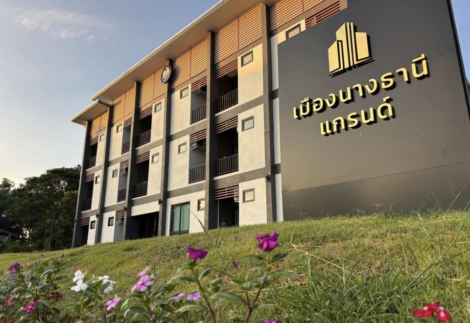 ห้องพักของเมืองนางธานี แกรนด์ หนองบัวลำภู ตกแต่งเรียบสะอาด เตียงนุ่ม มีระเบียง