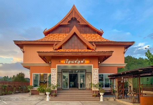 โรงแรมเรือนช่อฟ้า