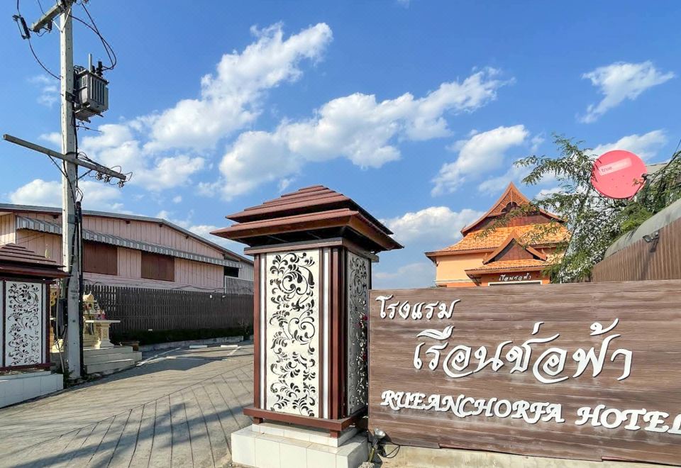 ห้องพักของโรงแรมเรือนช่อฟ้า หนองบัวลำภู กว้าง ตกแต่งเรียบสะอาด เตียงนุ่ม