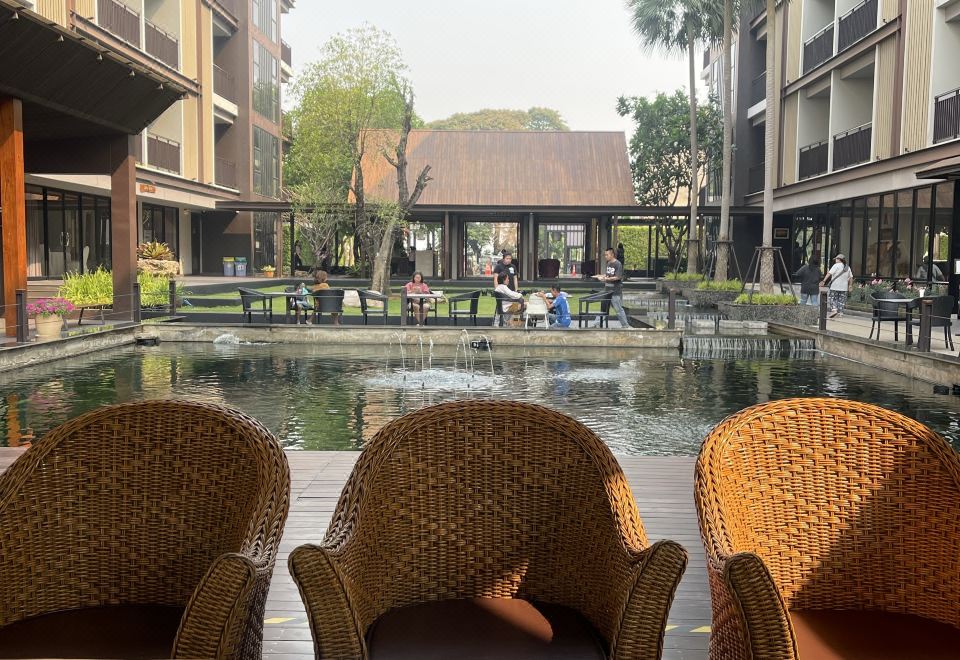 สกายบาร์รูฟท็อปของ Amanta Hotel Nongkhai มองเห็นแม่น้ำโขงและฝั่งลาวยามพระอาทิตย์ตก