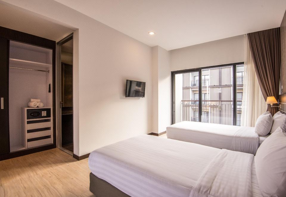 ห้องพักของ Amanta Hotel Nongkhai โทนอบอุ่น เตียงนอนสบาย พร้อมระเบียงส่วนตัว