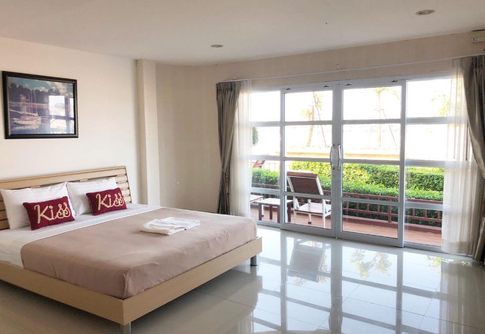 ห้องพักของ Baan Sabai Rim Khong ตกแต่งโทนขาวสะอาด มีหน้าต่างบานใหญ่