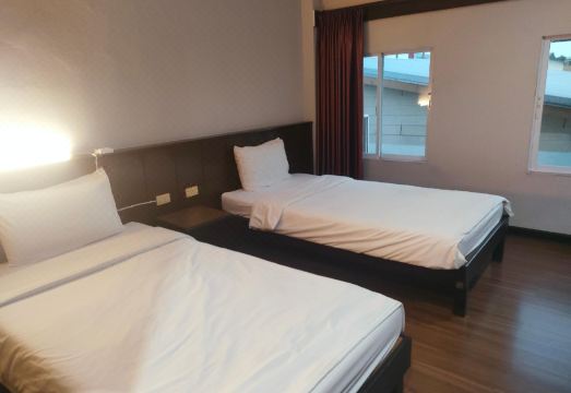 ห้องพักปรับอากาศของ Nong Khai City Hotel โทนเรียบง่าย เตียงนอนพร้อมทีวีจอแบน